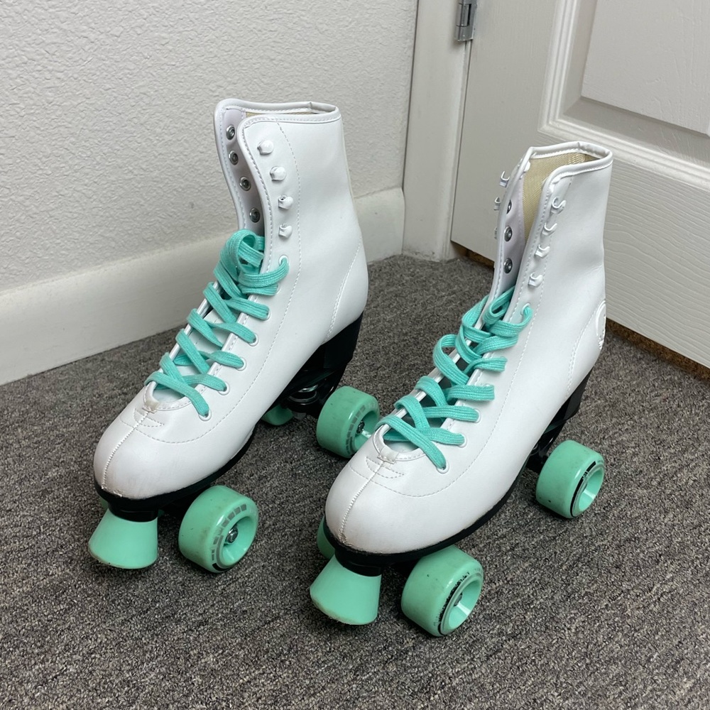 Amazon Mint Roller Skates